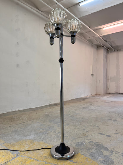 Vintage Stehlampe Chrom 1970er Jahre geriffelter Glasschirm