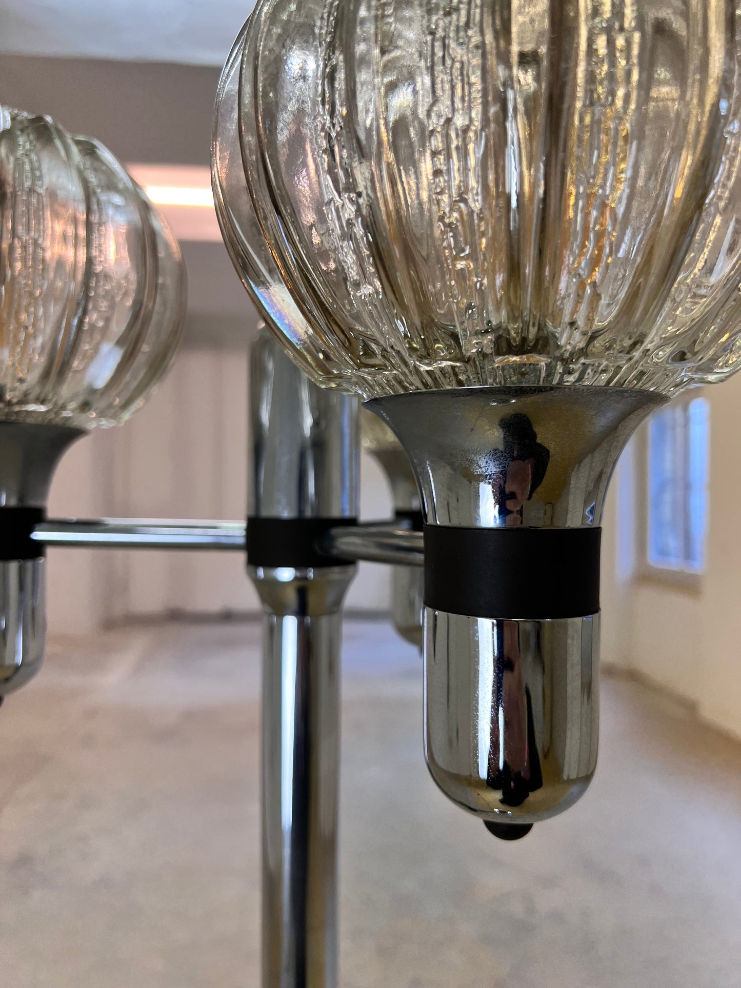 Vintage Stehlampe Chrom 1970er Jahre geriffelter Glasschirm