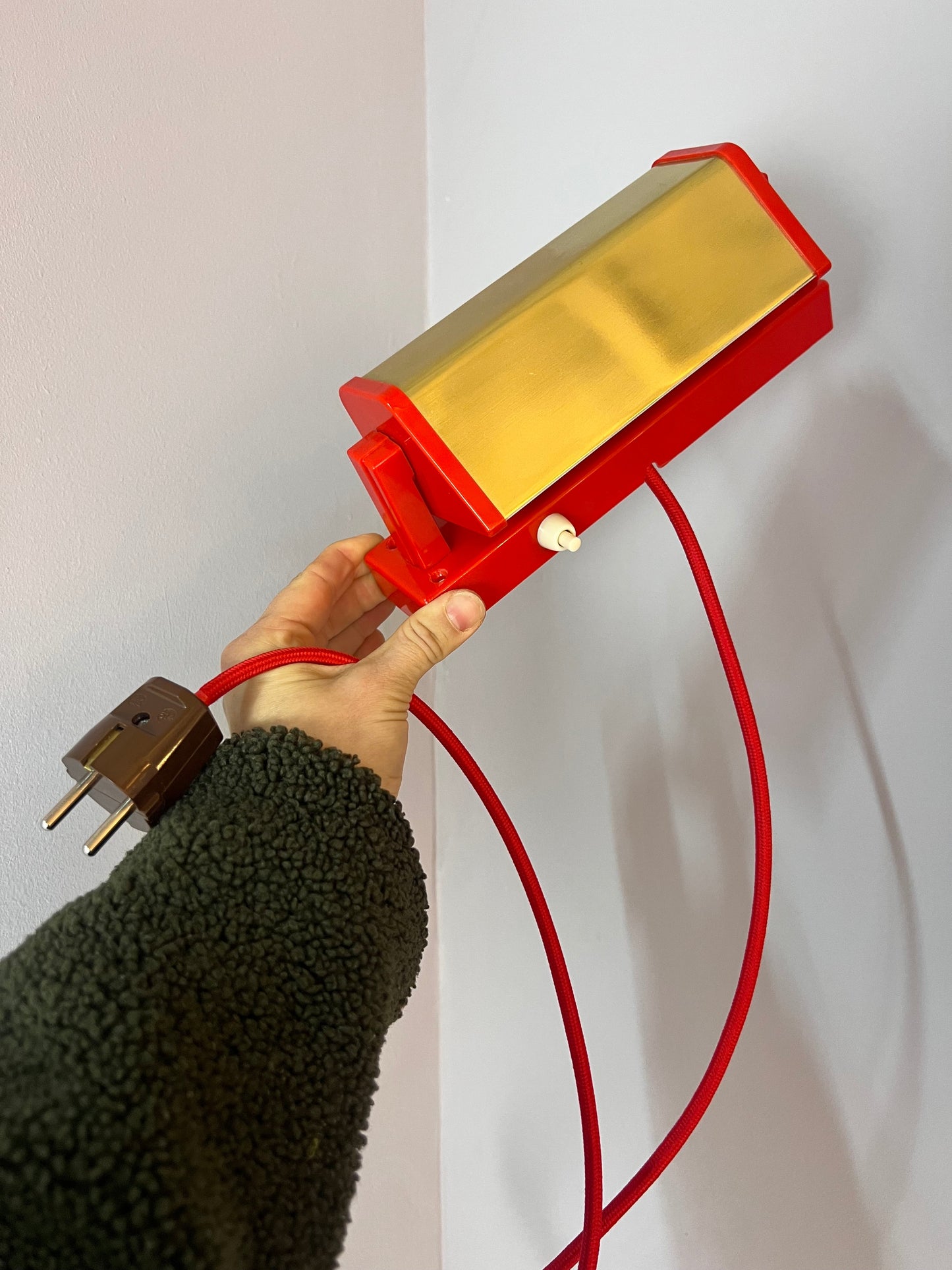 Vintage Wandleuchte rot gold von Lyfa