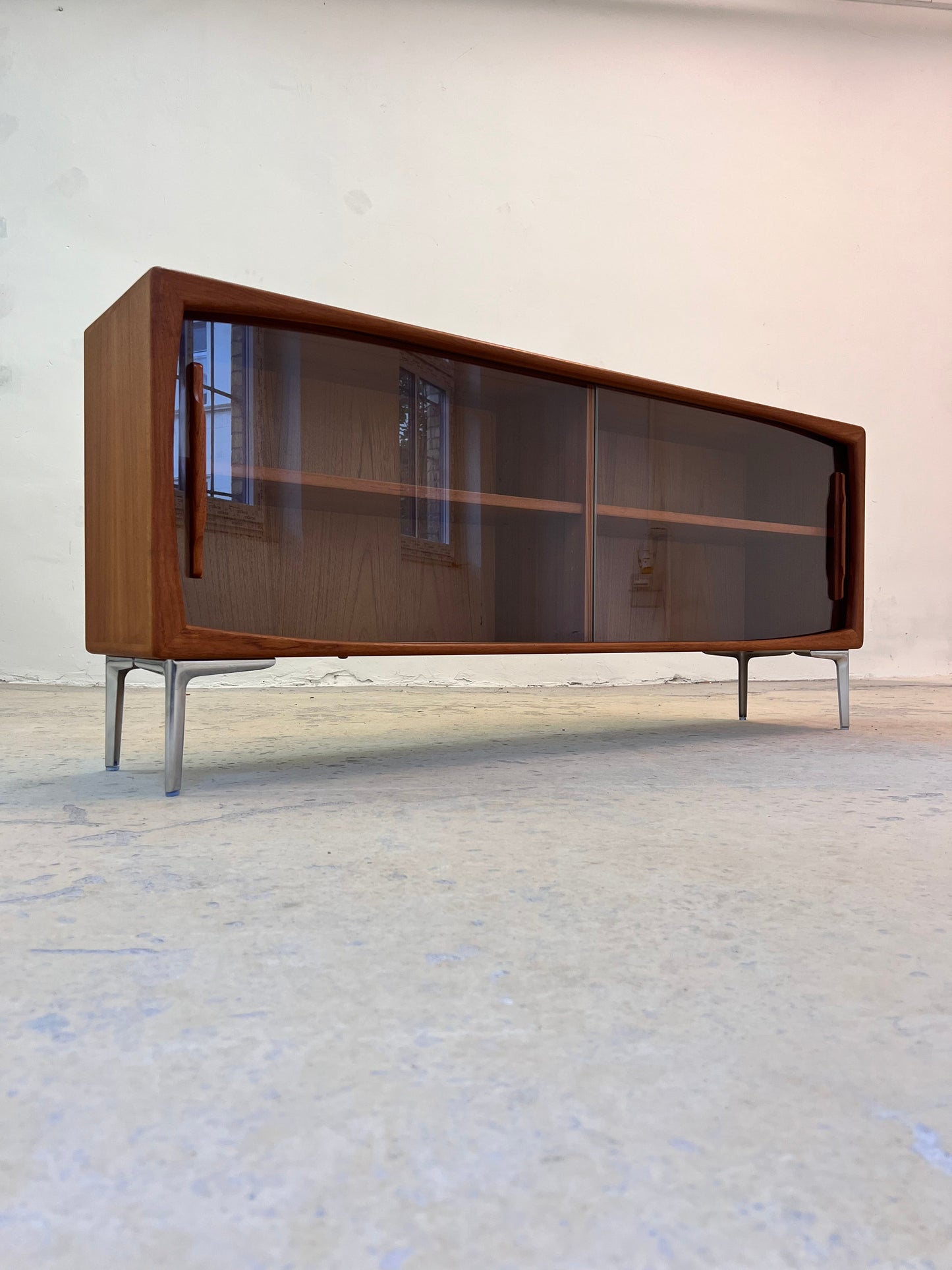 Vintage Sideboard Vitrine Teak mit Chromfüßen von Dyrlund