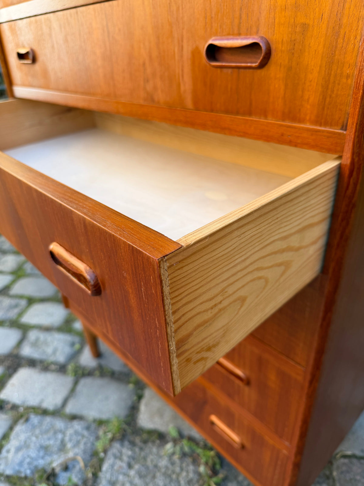 Teak Kommode mit Griffmulden und Schloss aus Dänemark
