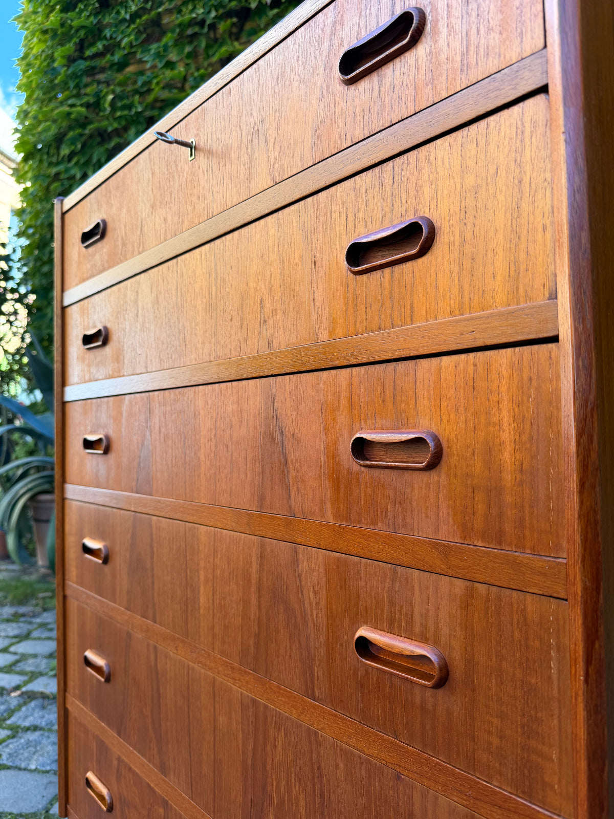 Teak Kommode mit Griffmulden und Schloss aus Dänemark