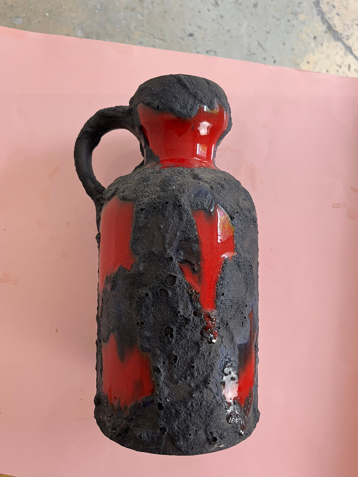 Vase vintage Fat Lava rouge noir par Marei Keramik