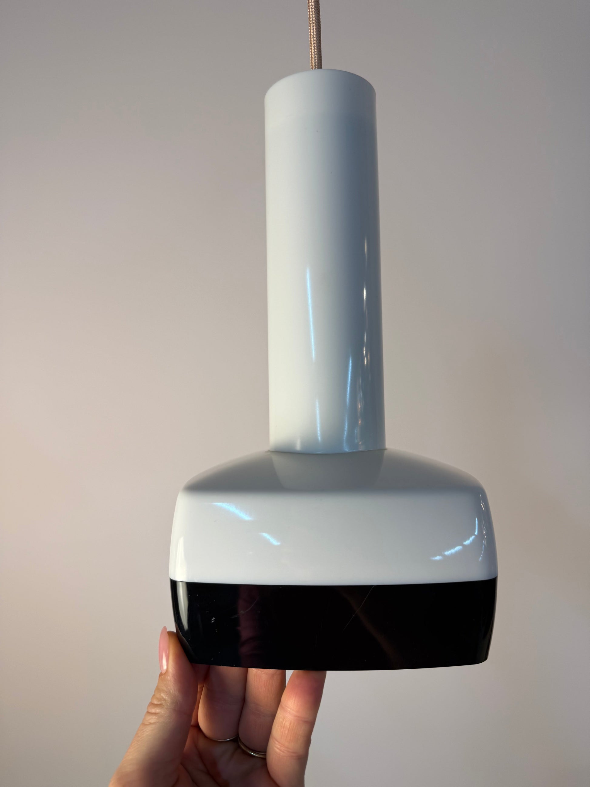 Vintage Hängelampe von Bent Karlby für Schrøder-Kemi, schwarz-weiß