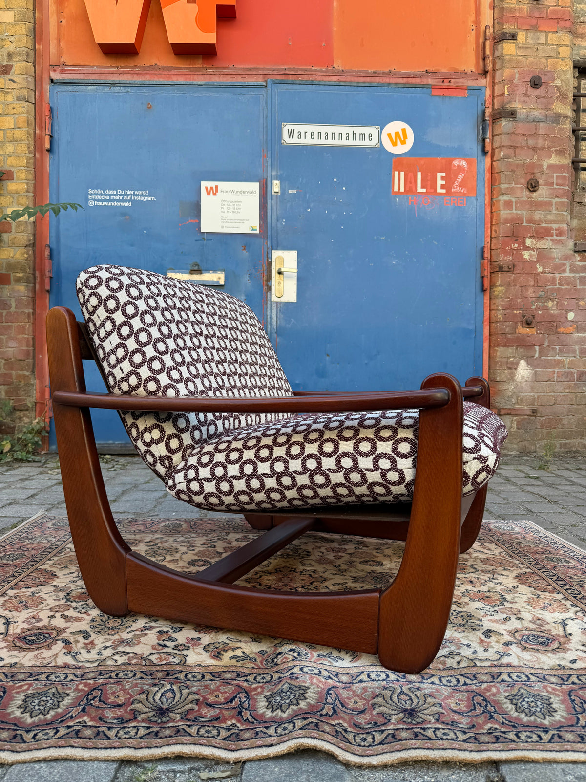 Sessel Mahagoni Brutalismus mit aubergine Kreismuster