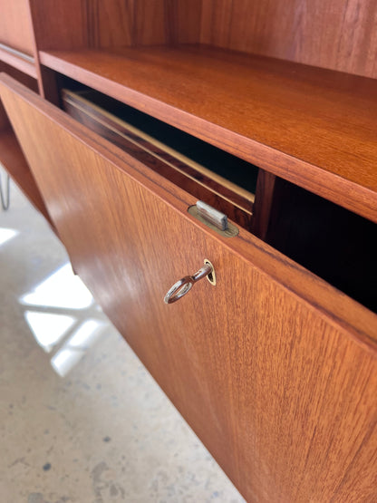 Vintage Regal auf Hairpinlegs aus Dänemark, Teak, Schiebetür und Fächer