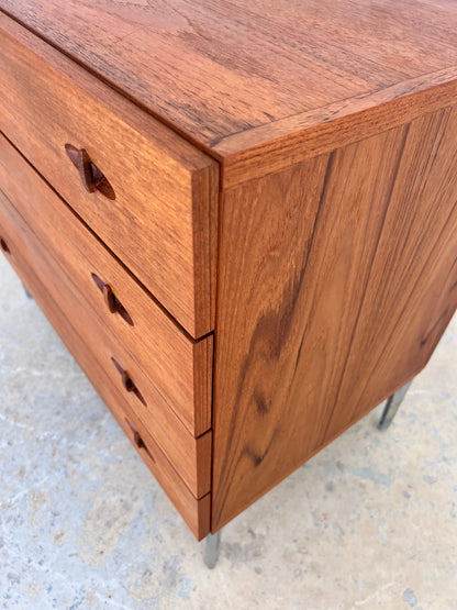 Vintage Kommode aus Teak mit neuen Chromfüßen von H. W. Klein für Bramin