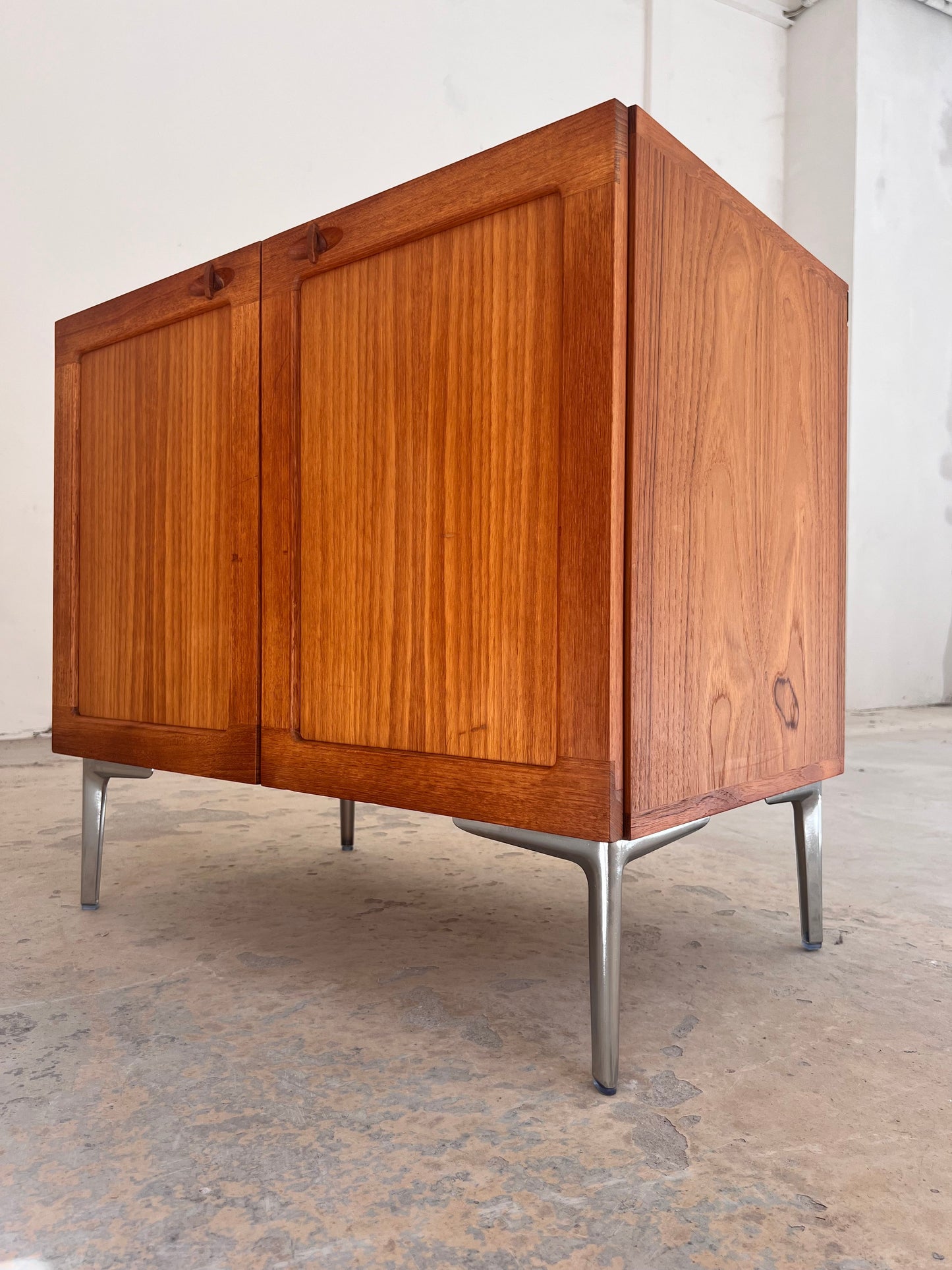 Vintage Kommode aus Teak mit Flügeltüren und neuen Chromfüßen von H. W. Klein