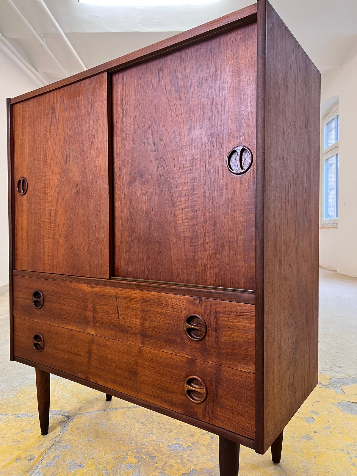 Vintage Schrank Teak aus Dänemark mit Schiebetüren und Schubladen, runde Griffmulden