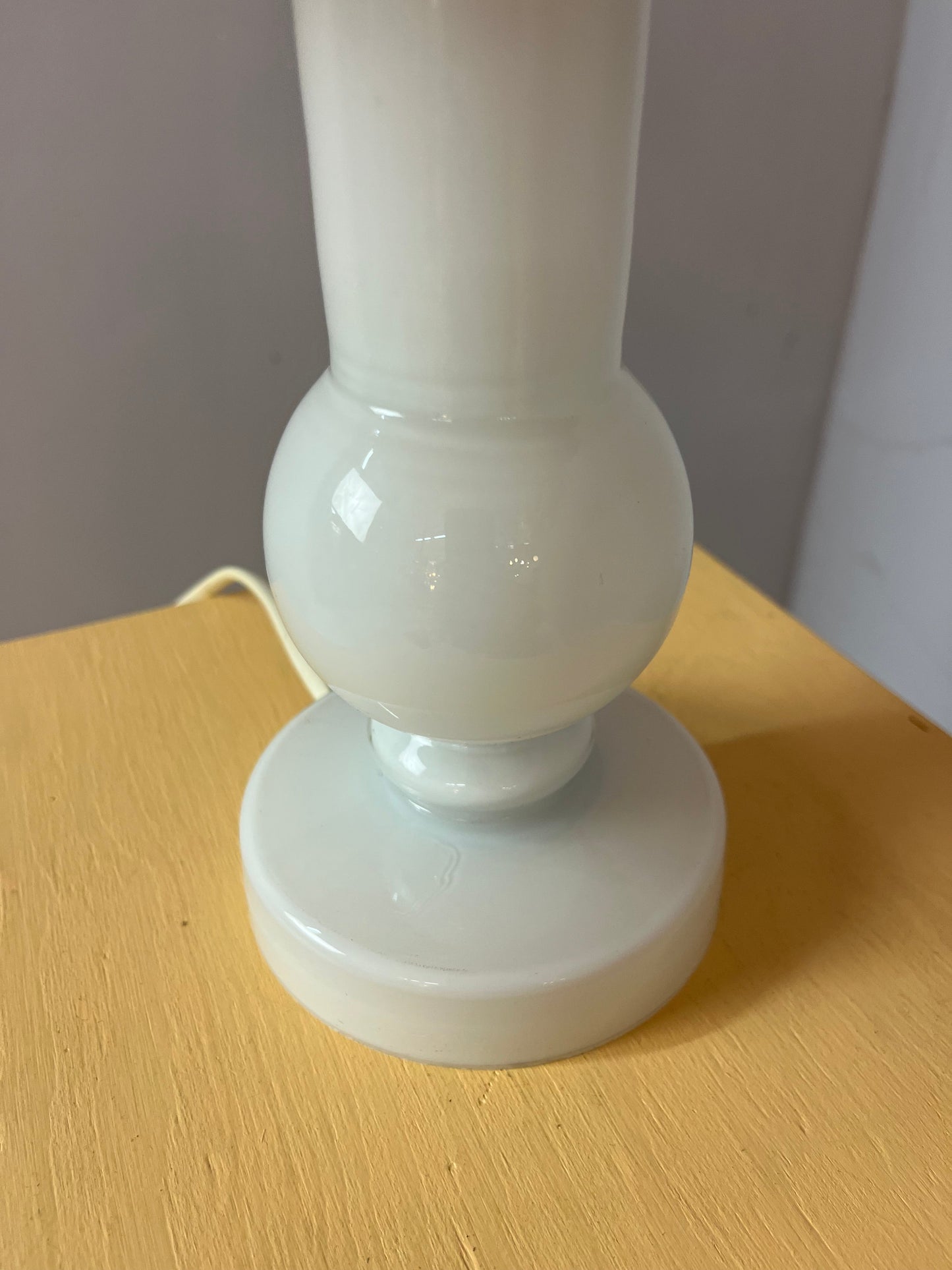 Tischlampe weiß Glas mit rosa Schirm