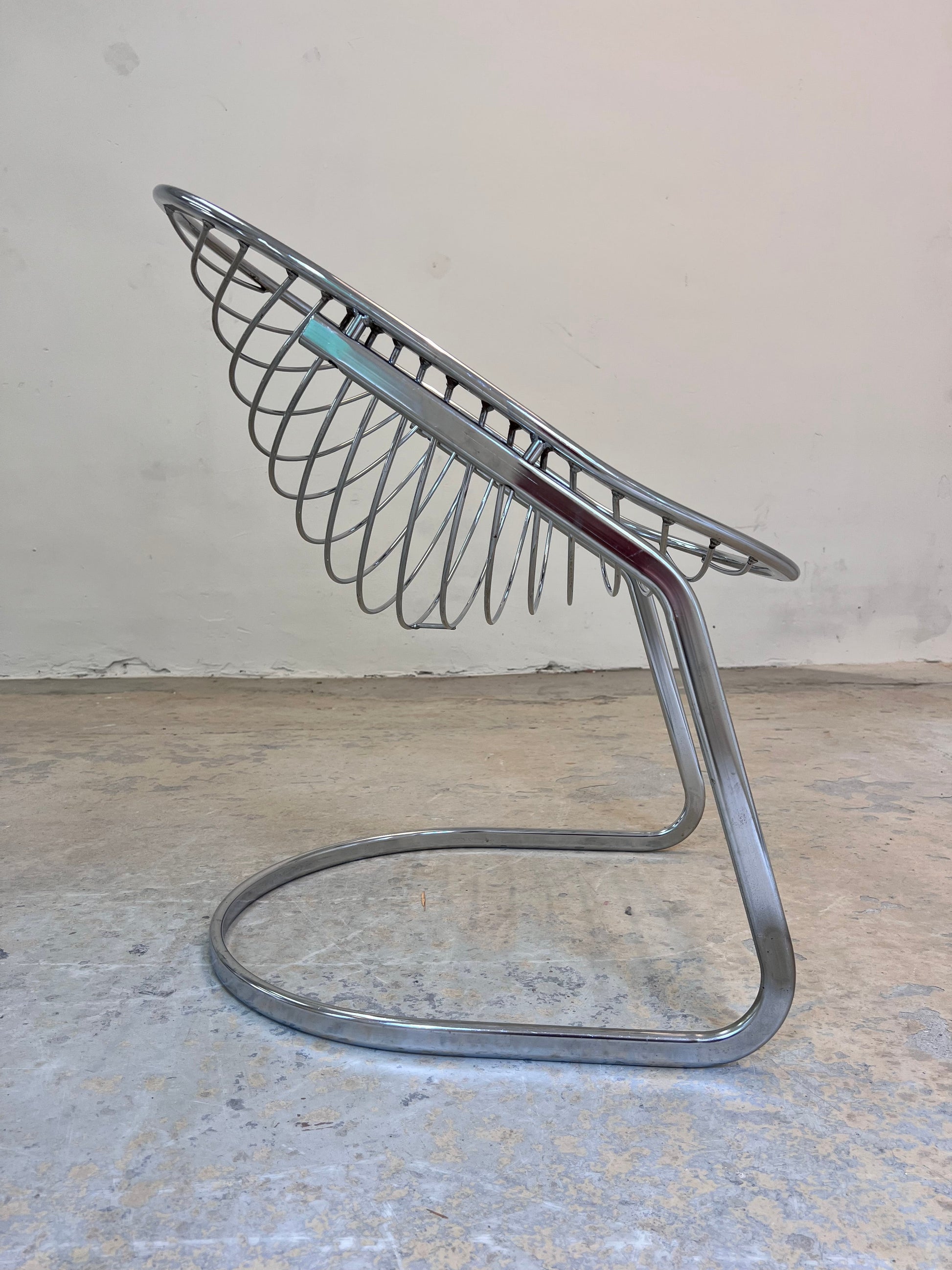 Vintage Freischwinger "Egg Chair" von Gastone Rinaldi mit Fell