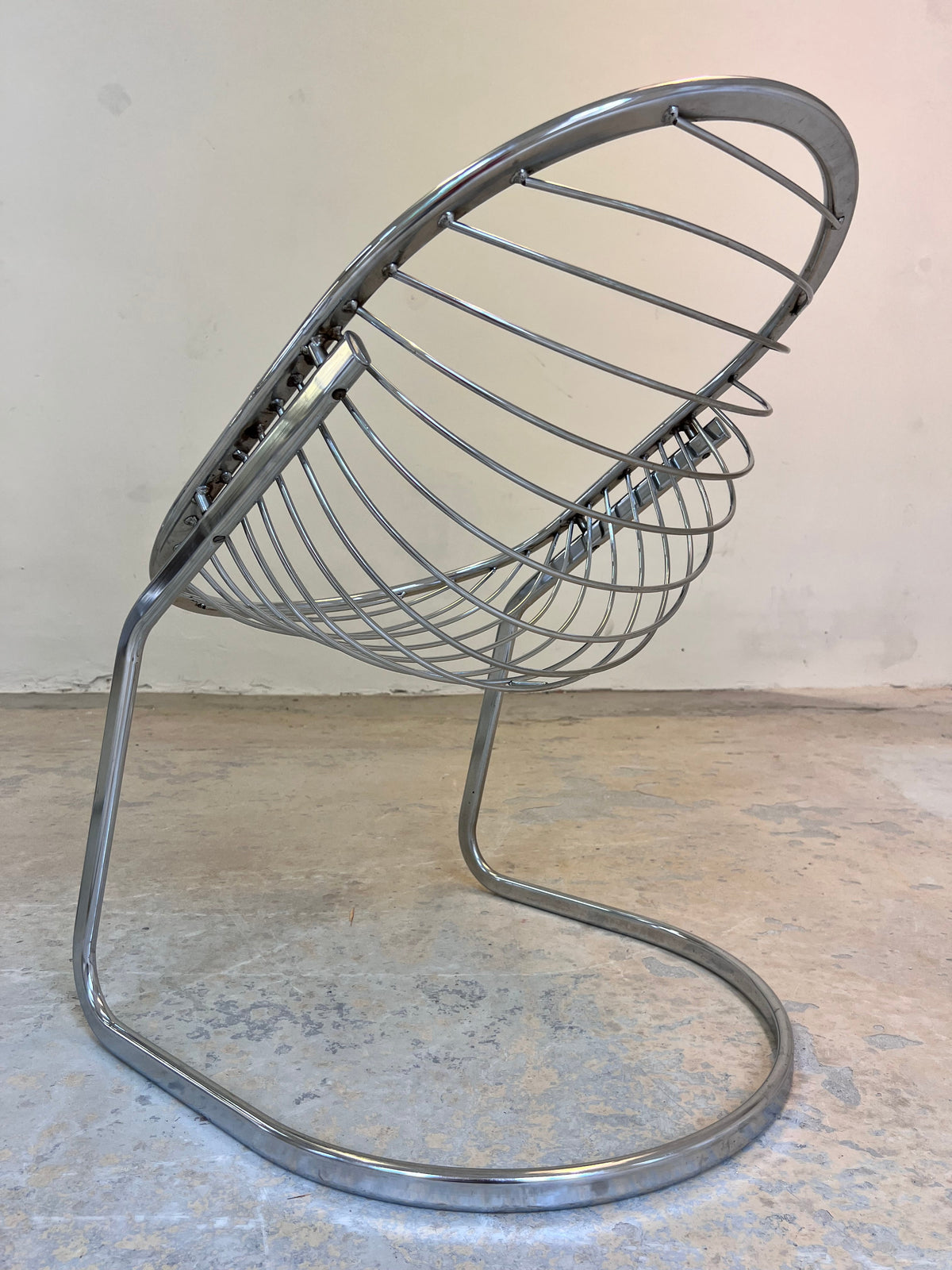 Vintage Freischwinger "Egg Chair" von Gastone Rinaldi mit Fell