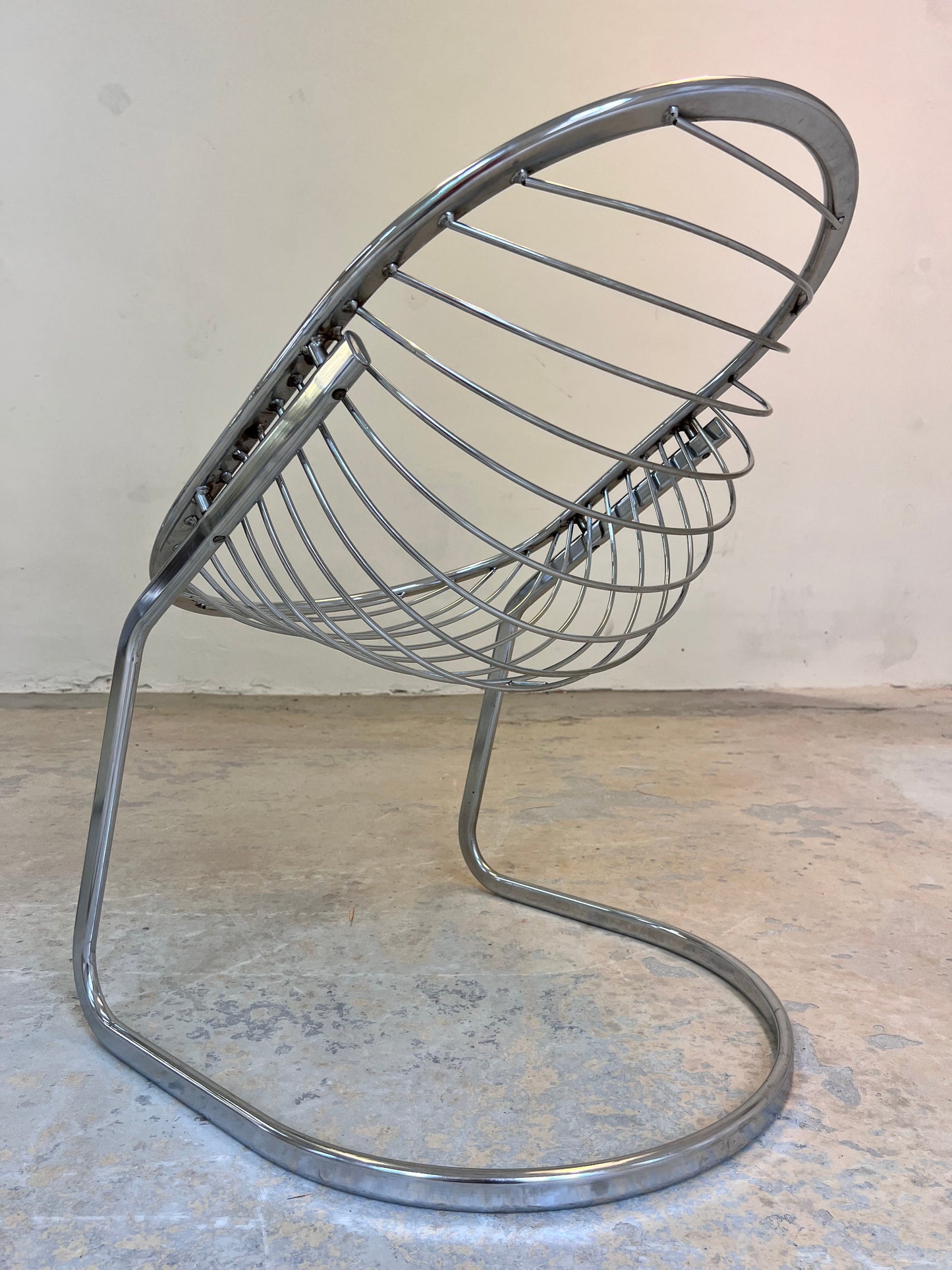 Vintage Freischwinger "Egg Chair" von Gastone Rinaldi mit Fell