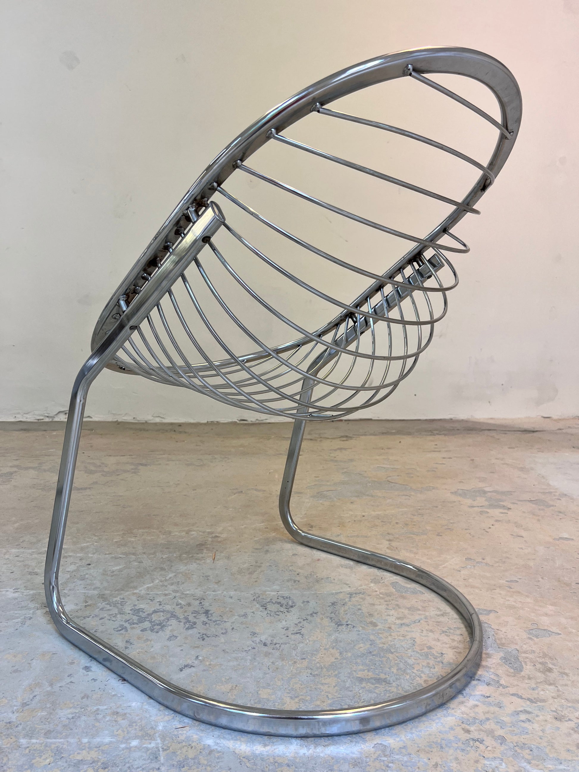 Vintage Freischwinger "Egg Chair" von Gastone Rinaldi mit Fell