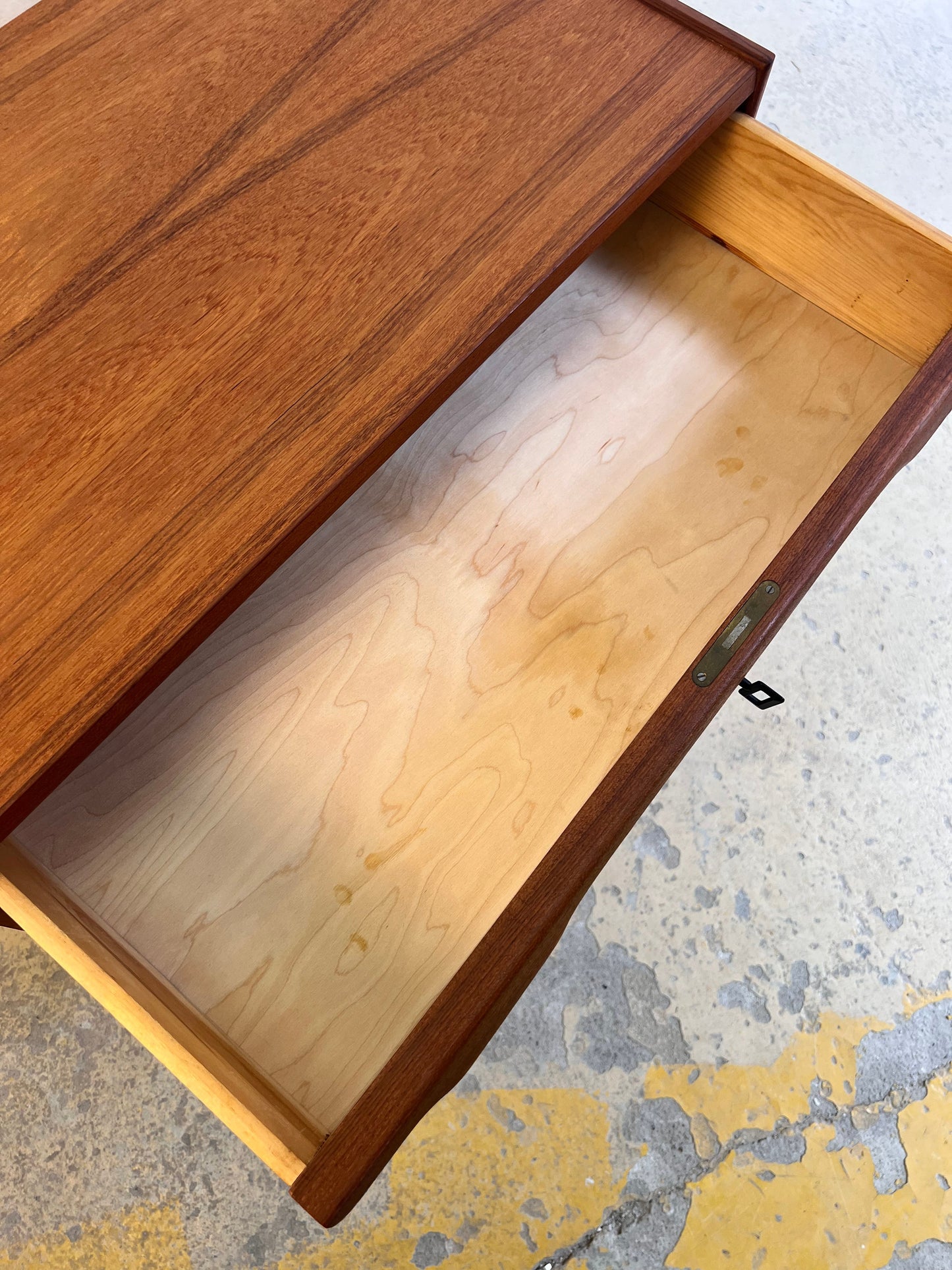 Vintage Kommode aus Dänemark, Teak, Holz und Messinggriffe, Schloss
