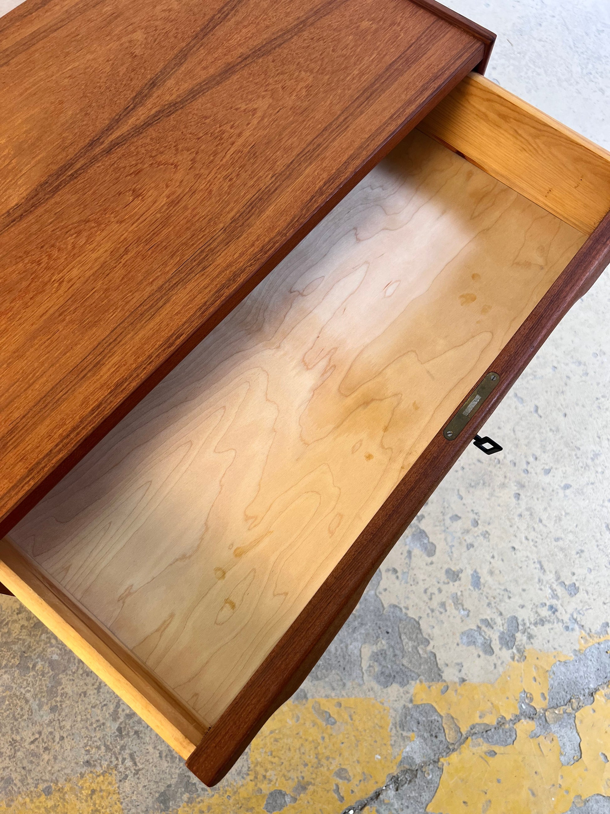 Vintage Kommode aus Dänemark, Teak, Holz und Messinggriffe, Schloss