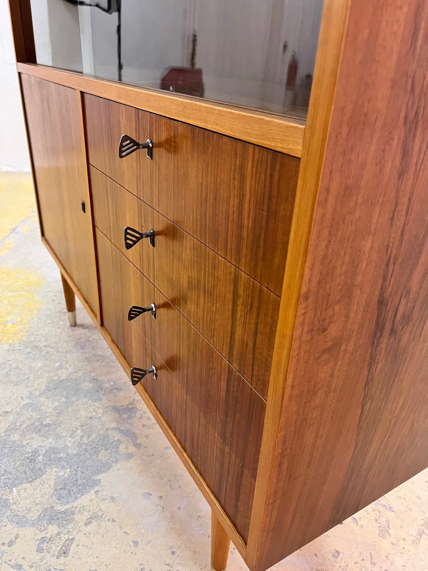 Vintage Vitrinenschrank von Deutsche Werkstätten Hellerau, Nussbaum, restauriert, Glasschiebetüren