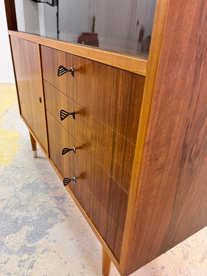 Vintage Vitrinenschrank von Deutsche Werkstätten Hellerau, Nussbaum, restauriert, Glasschiebetüren
