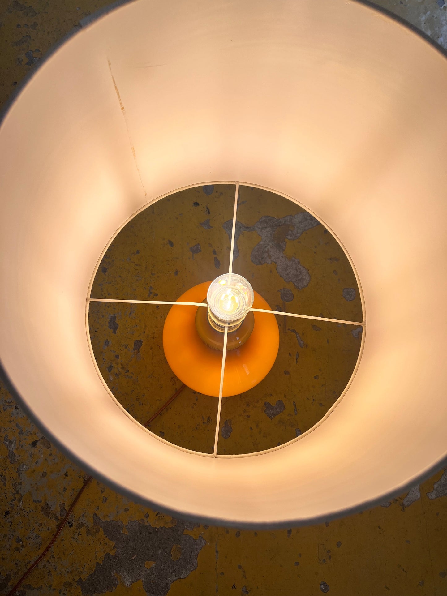 Hohe Tischlampe Glas und Seide