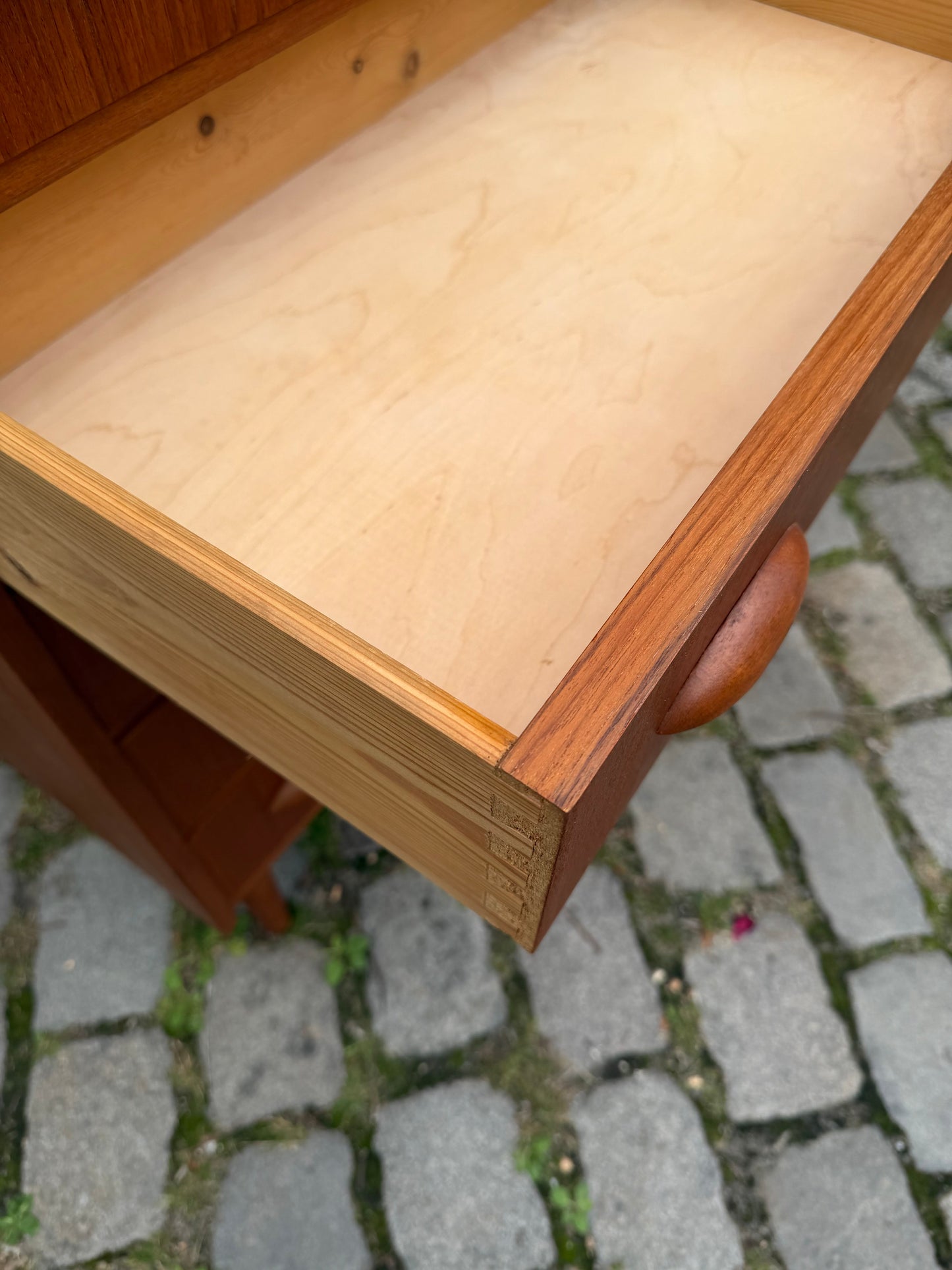 Vintage Kommode Teak mit Muschelgriffen und Schloss aus Dänemark