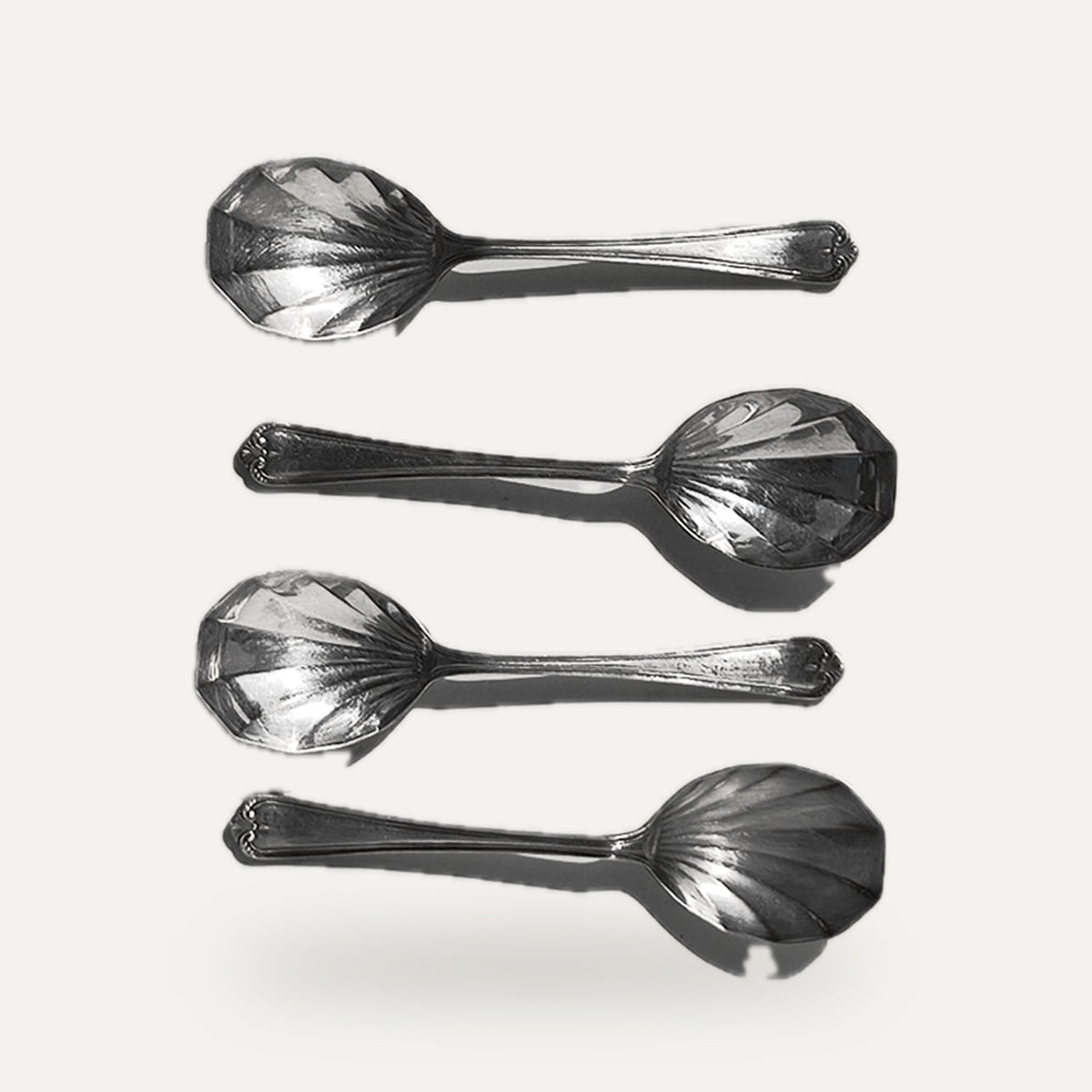 Vintage Löffel Set von 4 Shell Spoons | studio
