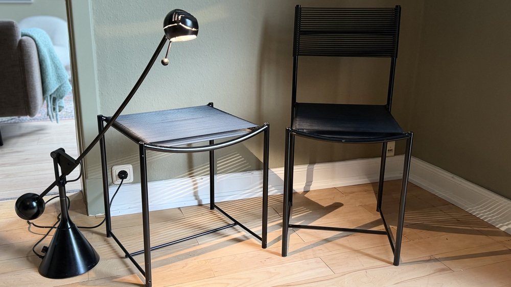 Vintage Spaghetti Stuhl mit Fußhocker und "Calder" Tischlampe von Alias