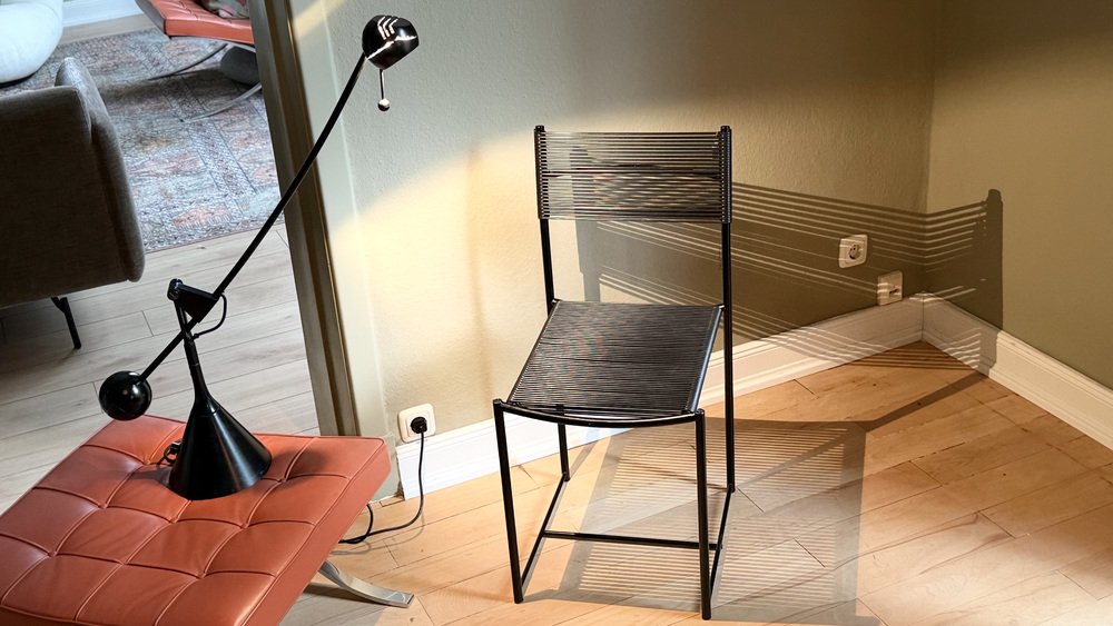 Vintage Spaghetti Stuhl mit Fußhocker und "Calder" Tischlampe von Alias