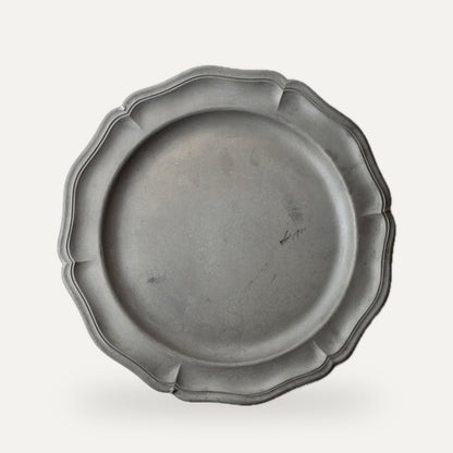 Vintage Zinn-Wandteller mit geripptem Rand, Patina silbergrau, Dekoration | studio
