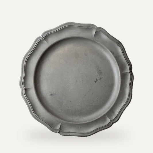 Vintage Zinn-Wandteller mit geripptem Rand, Patina silbergrau, Dekoration | studio