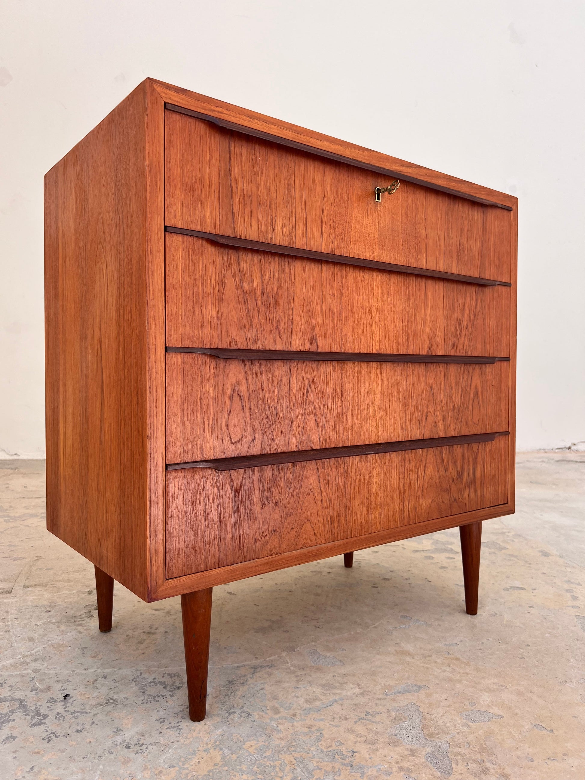 Vintage Kommode aus Teak mit durchgehenden Griffen und Schloss aus Dänemark