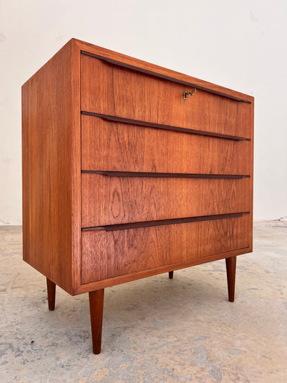 Vintage Kommode aus Teak mit durchgehenden Griffen und Schloss aus Dänemark