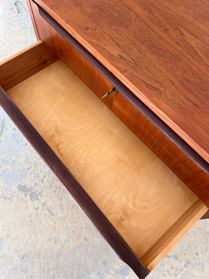 Vintage Kommode aus Teak mit durchgehenden Griffen und Schloss aus Dänemark