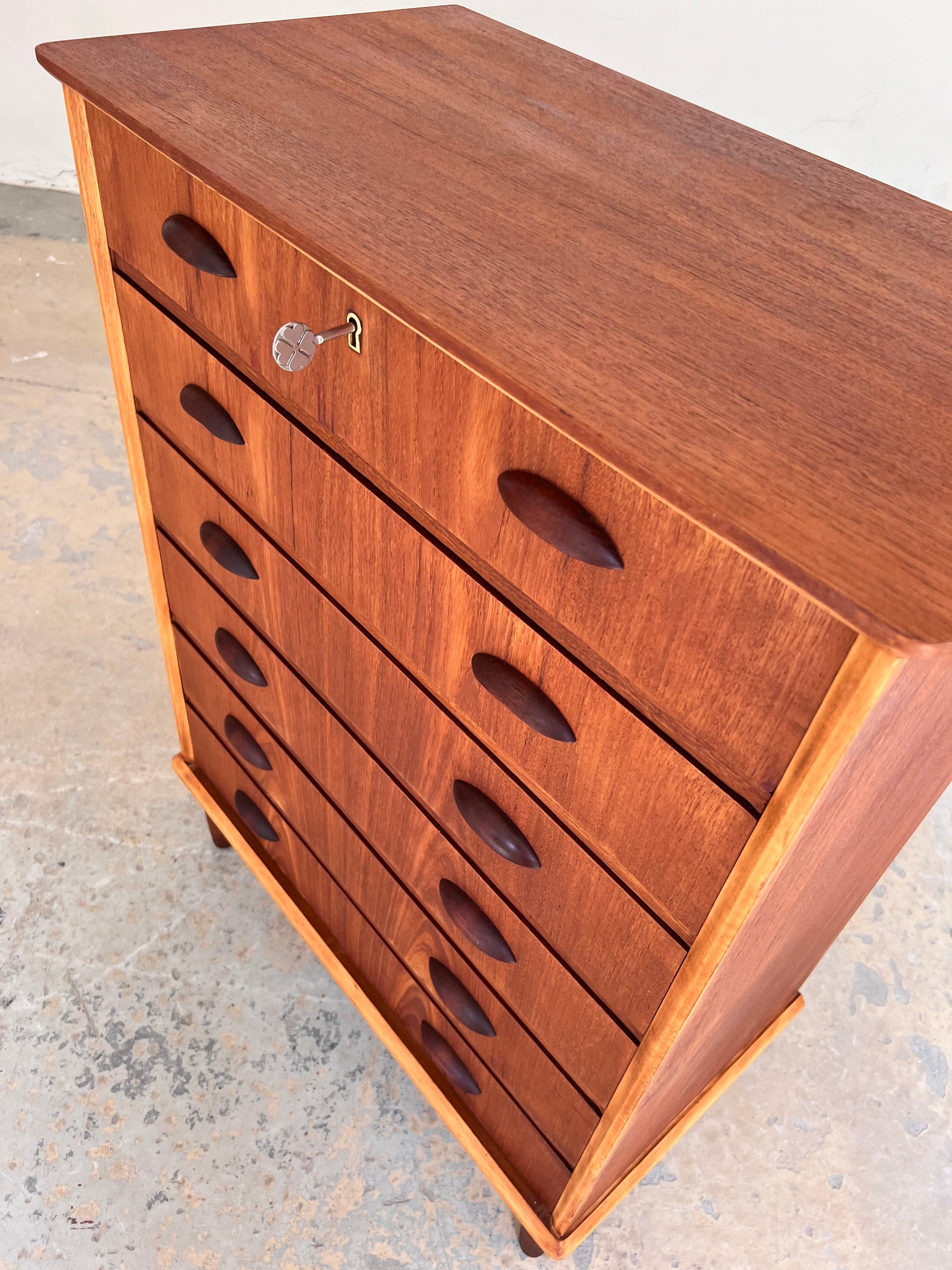Vintage Kommode Teak mit Muschelgriffen und Schloss aus Dänemark