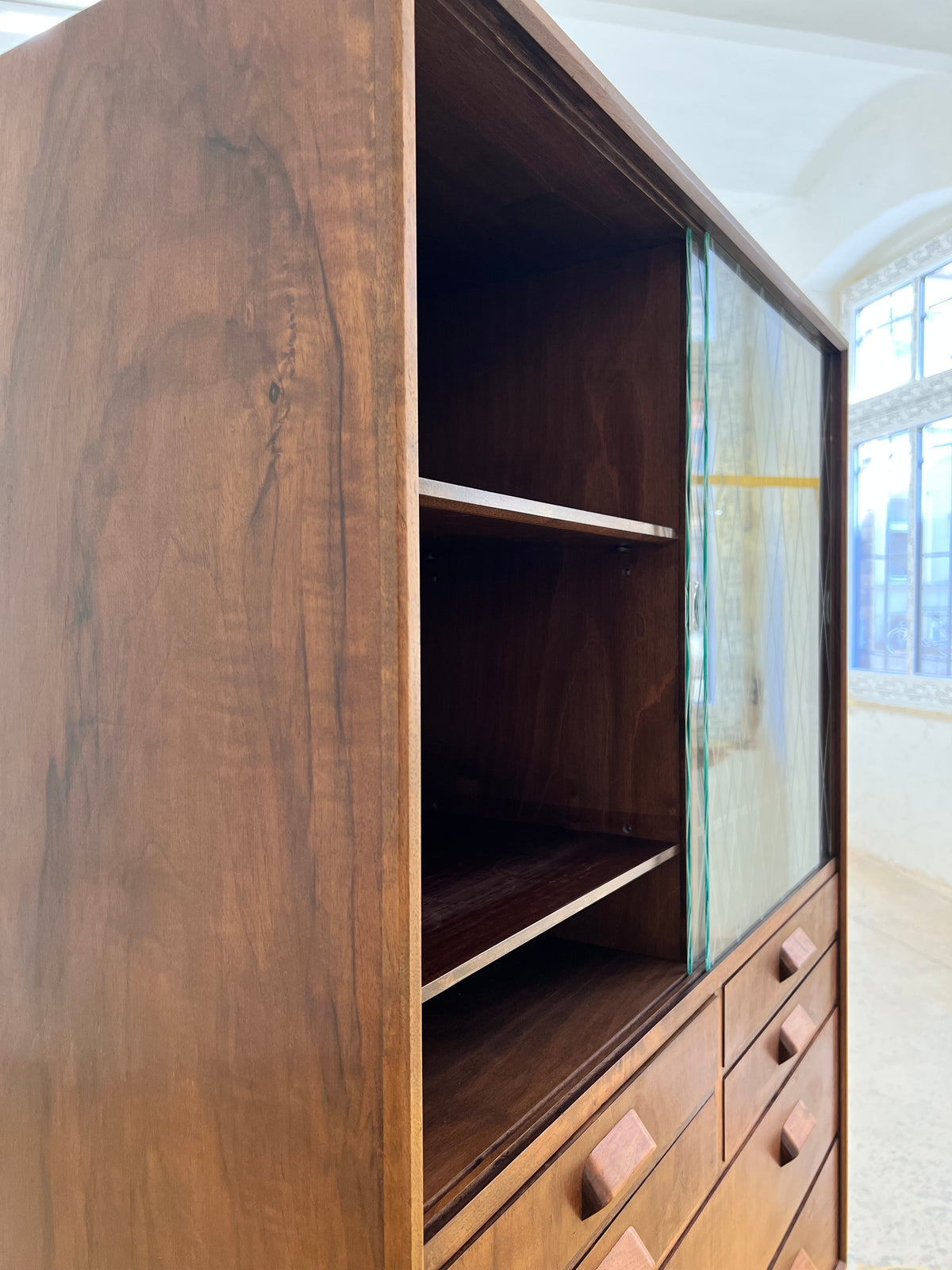 Vintage Vitrinenschrank aus Teak aus Dänemark, refurbished, Nussbaum, Braun, Glas