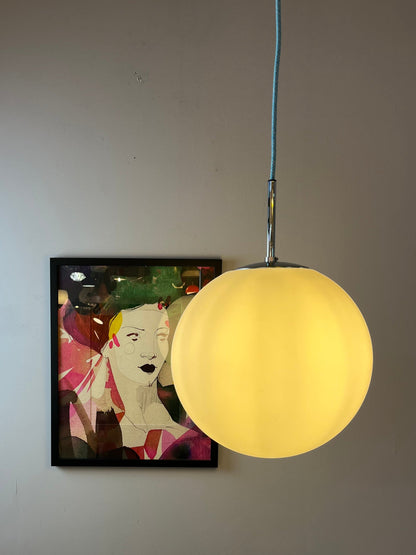 Vintage Kugellampe weiß Chrom von Glashütte Limburg