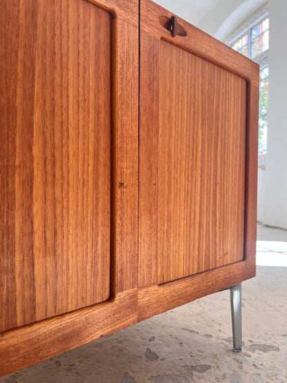 Vintage Kommode aus Teak mit Flügeltüren und neuen Chromfüßen von H. W. Klein