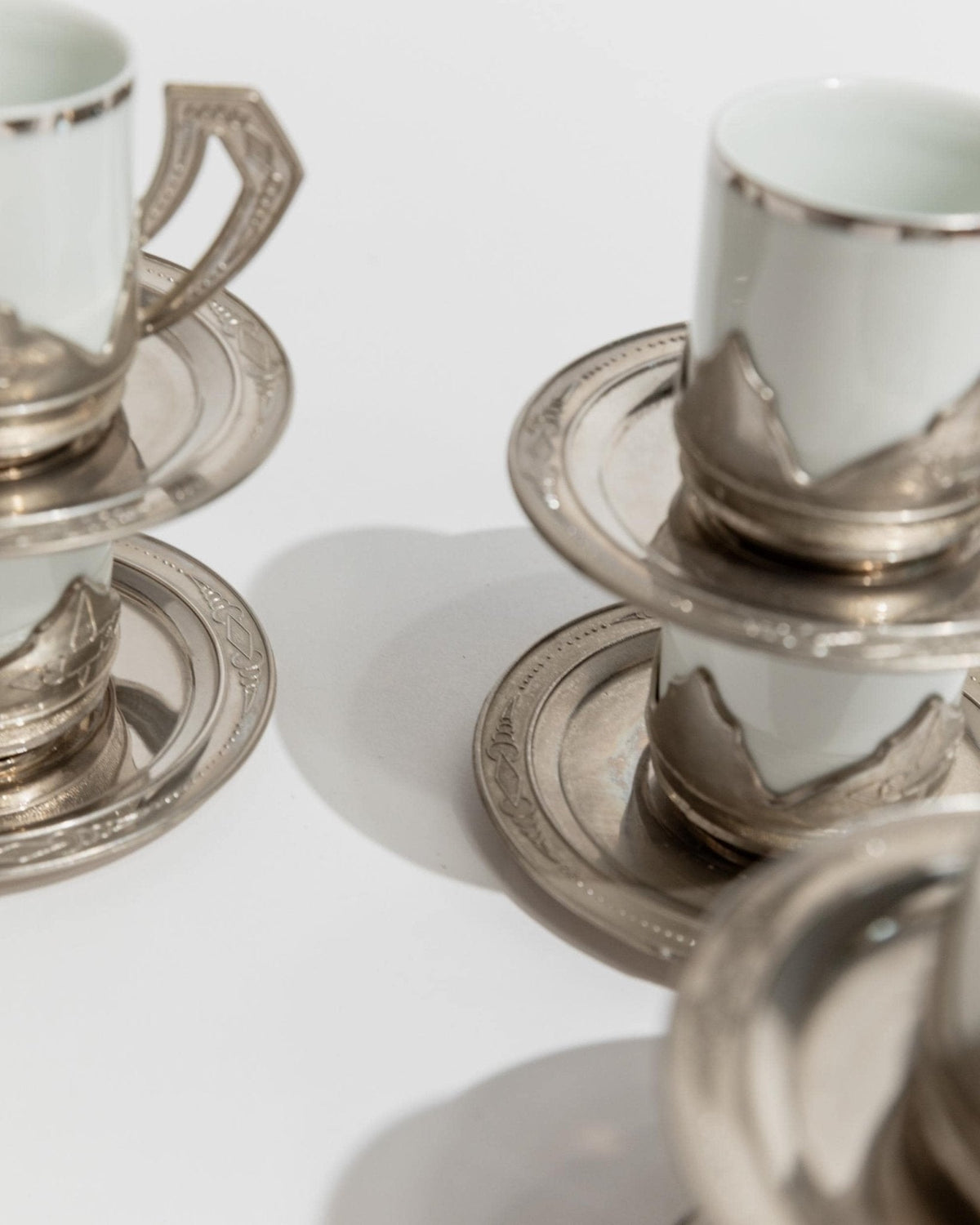Vintage Kaffeeservice Set von 12 Tassen und Untertassen aus Porzellan mit Metallhaltern