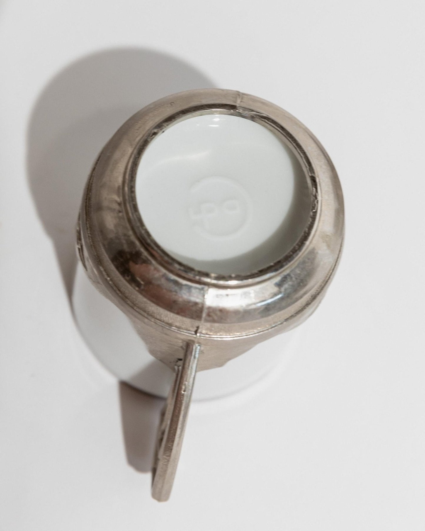 Vintage Kaffeeservice Set von 12 Tassen und Untertassen aus Porzellan mit Metallhaltern