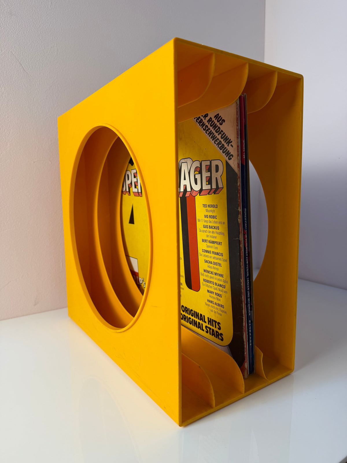 Vintage Schallplattenständer gelb von Schweizer Design