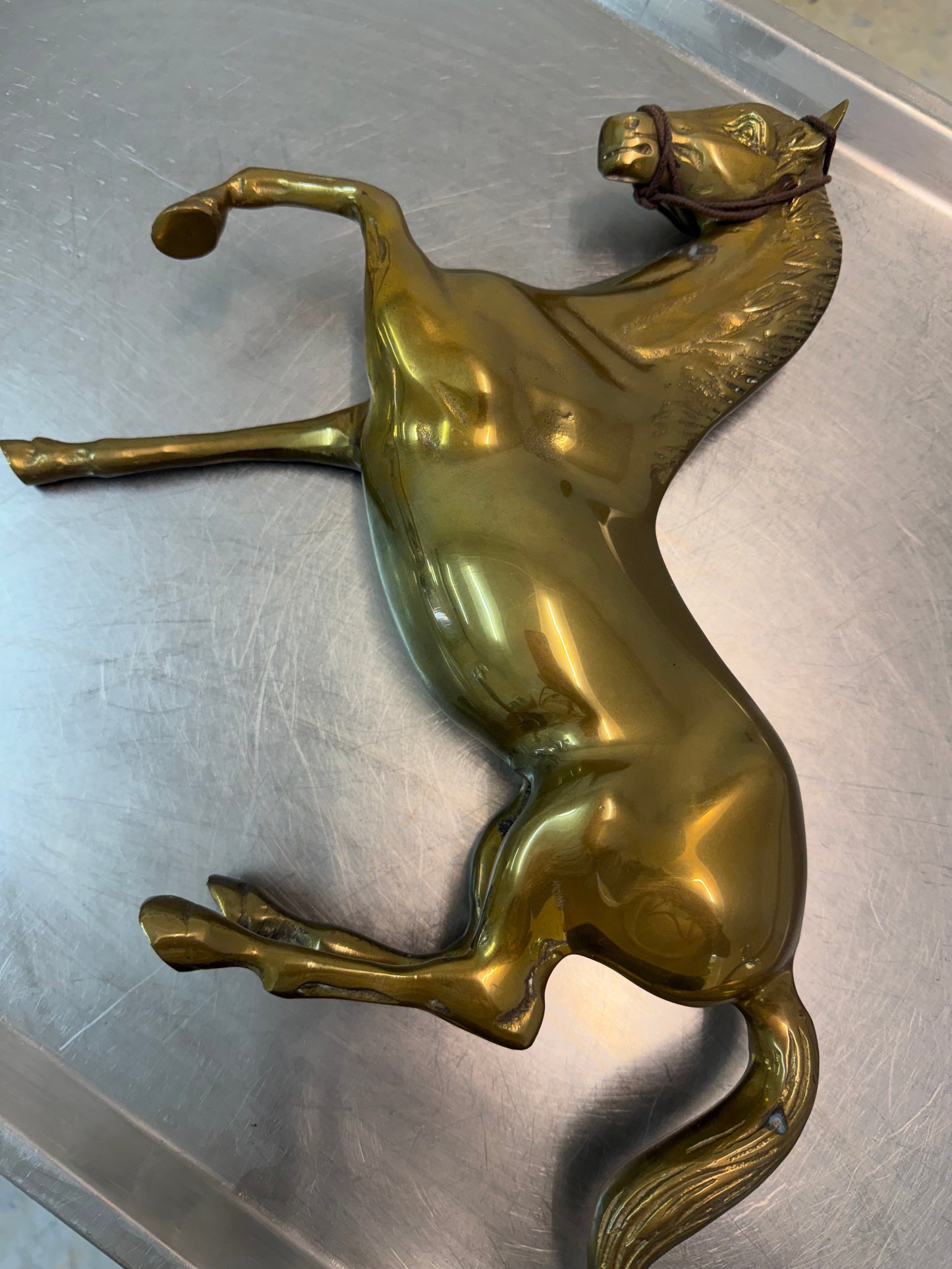 Vintage Pferdeskulptur aus Messing mit Patina