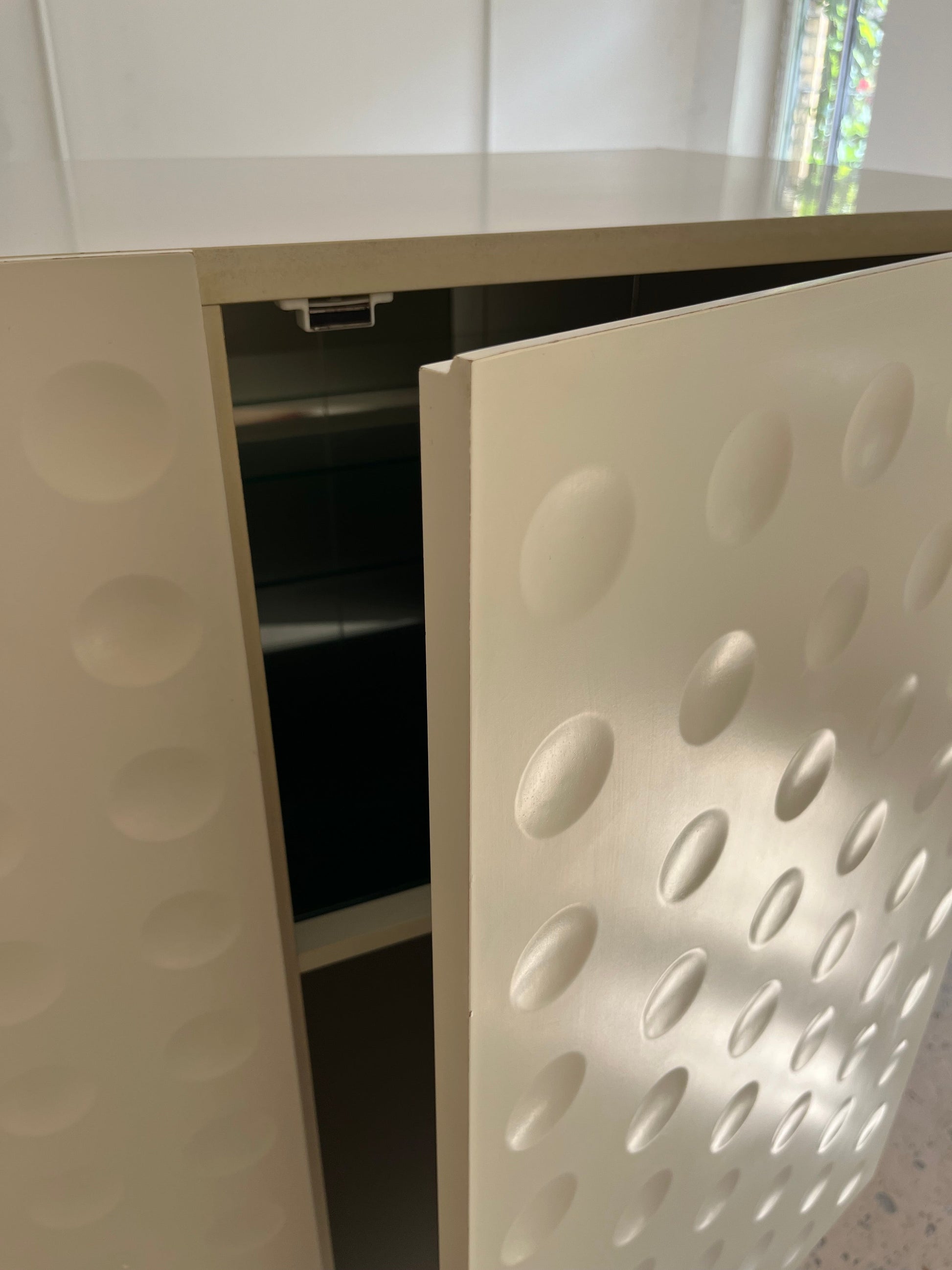 Vintage Highboard mit Minibar und kreisförmigem Reliefmuster aus Belgien
