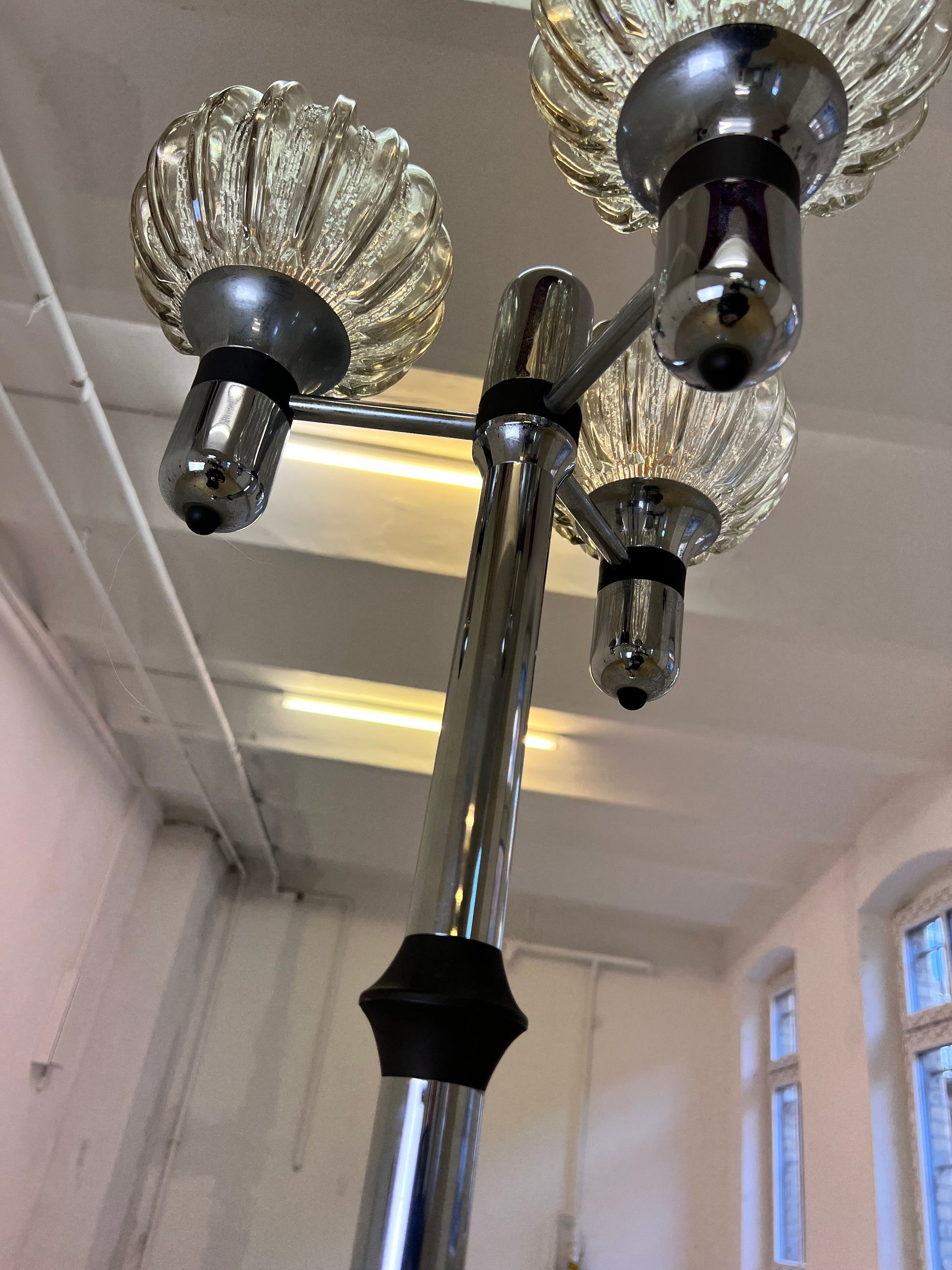 Vintage Stehlampe Chrom 1970er Jahre geriffelter Glasschirm