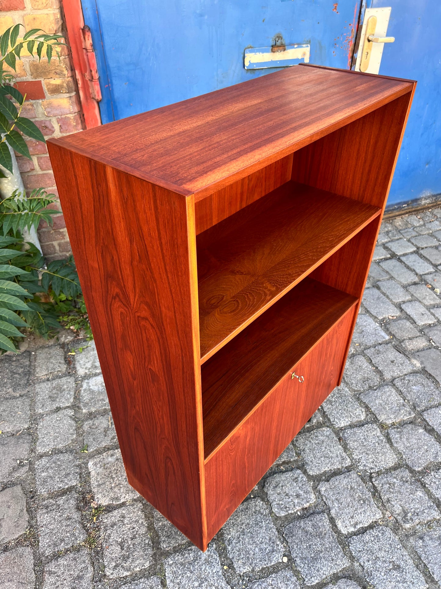 Teak shelf with lockable compartment