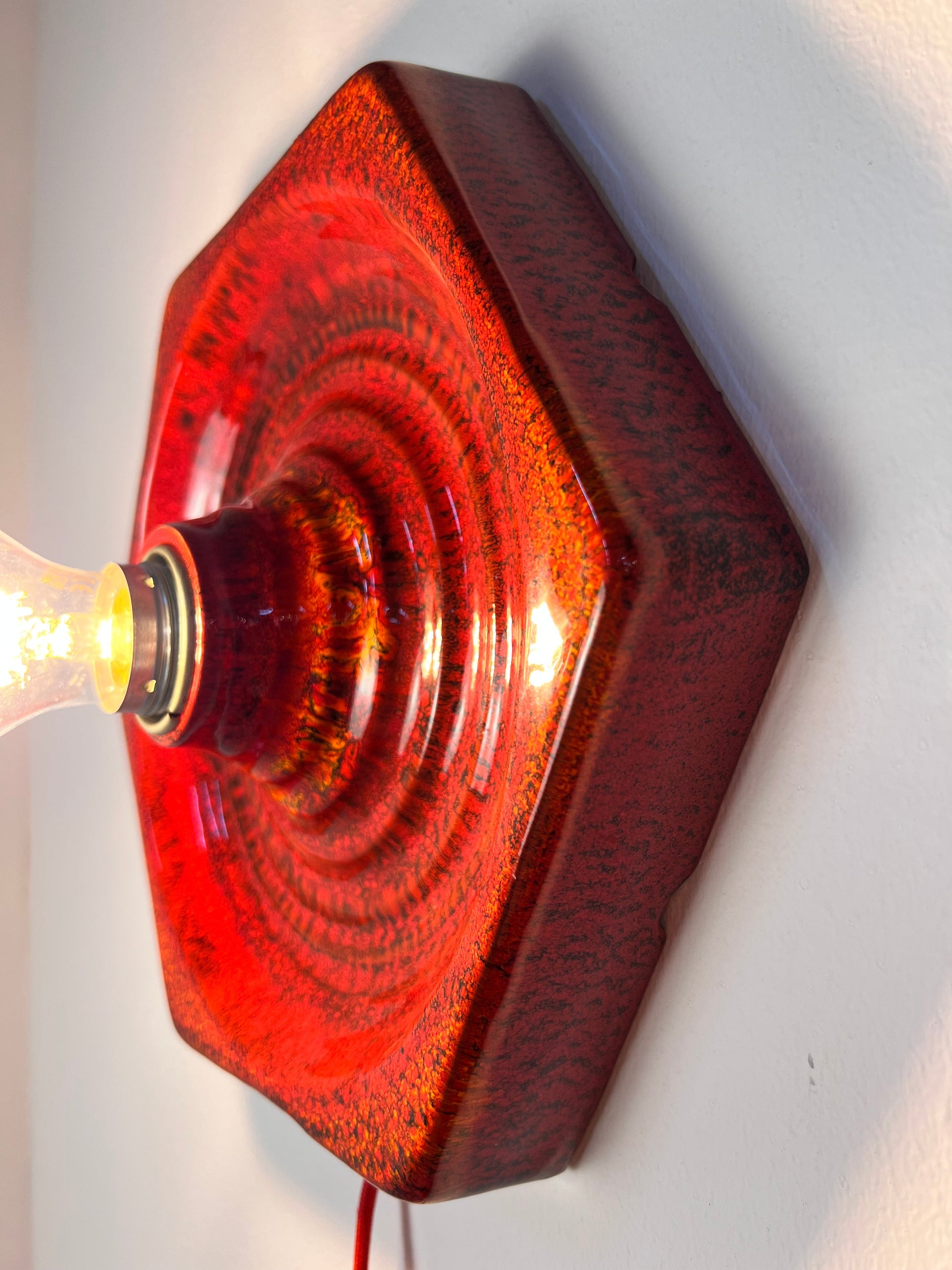 Vintage Wandlampe von Hustadt Leuchten, rote Keramik in Hexagon-Form
