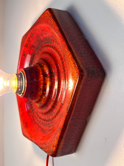 Vintage Wandlampe von Hustadt Leuchten, rote Keramik in Hexagon-Form