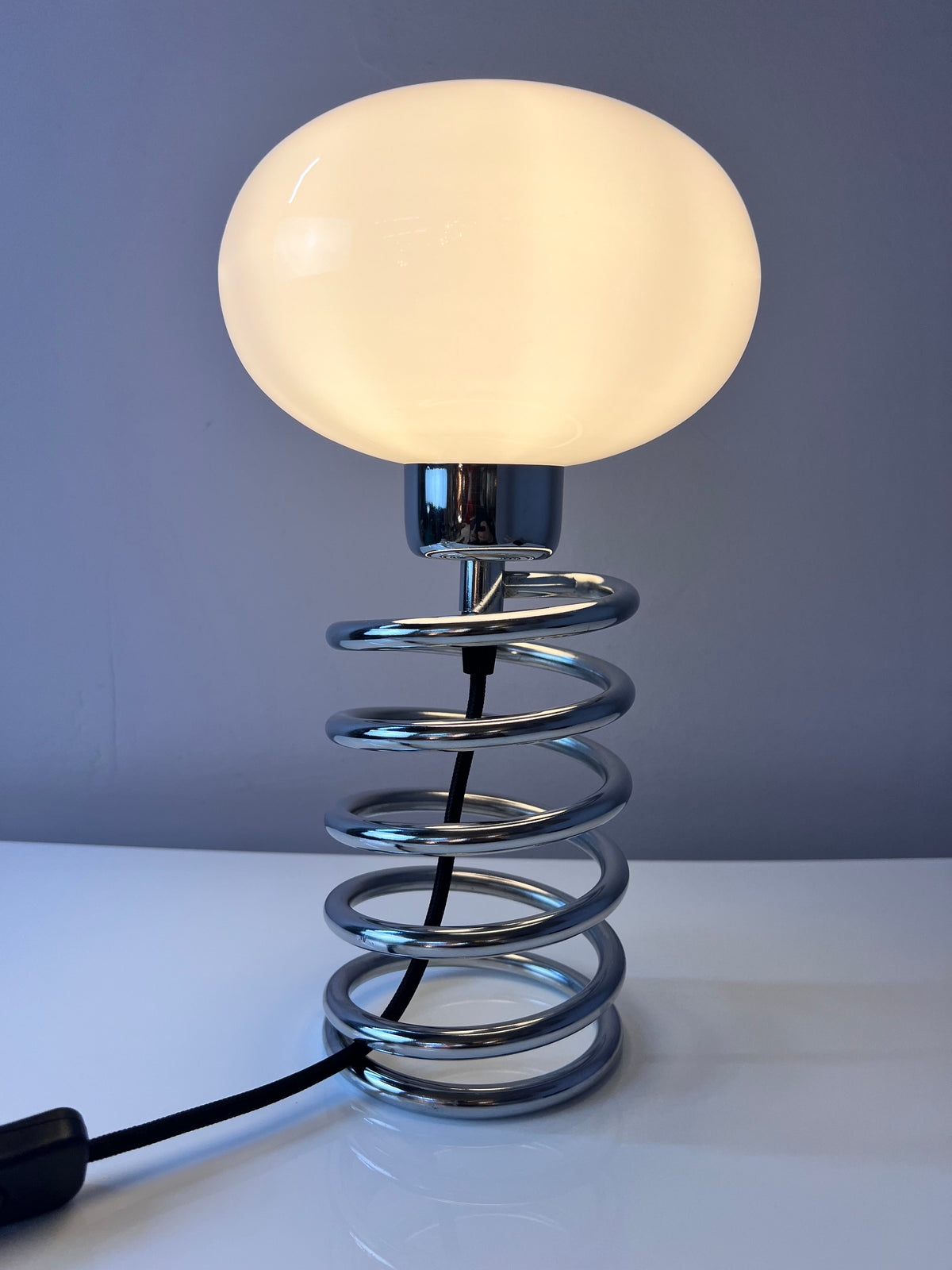 Spiral-Tischlampe Glas und Chrom von Ingo Maurer für HONSEL