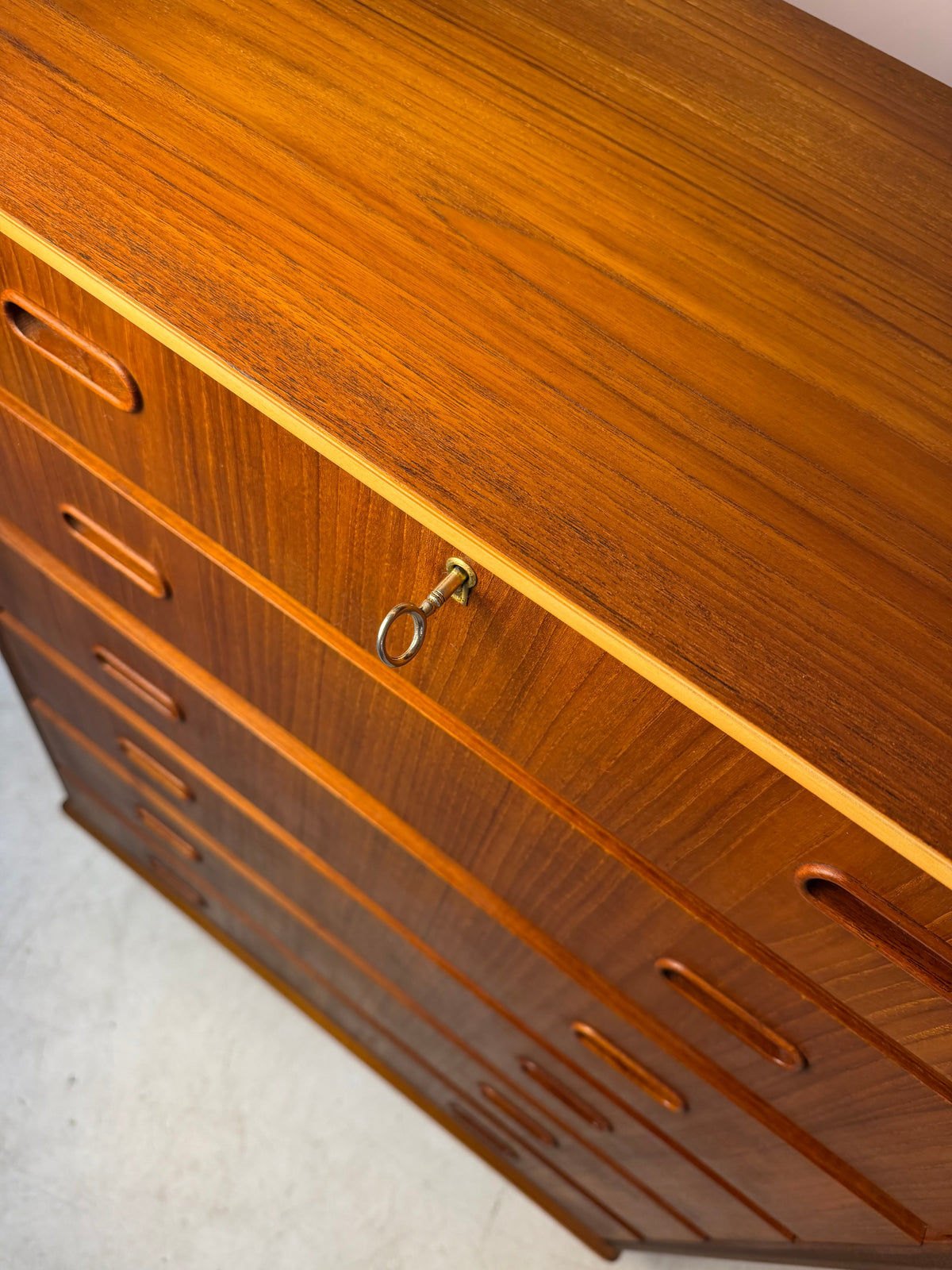 Vintage Kommode Teak mit Schloss aus Dänemark