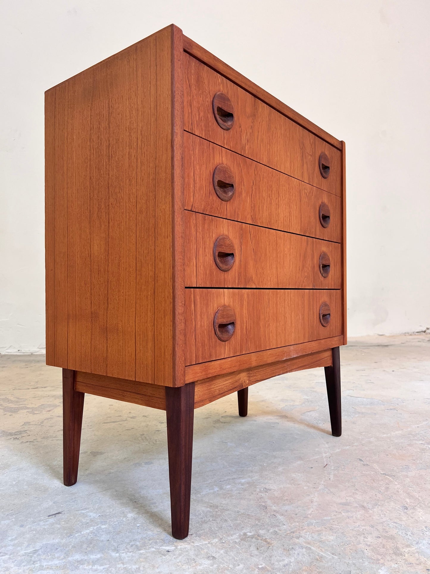 Vintage Kommode Teak mit runden Griffmulden aus Dänemark