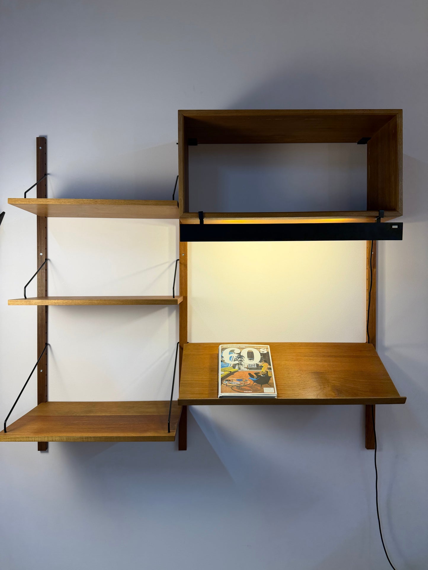Vintage Wandregal "Royal System" mit Lampe von Poul Cadovius für Cado