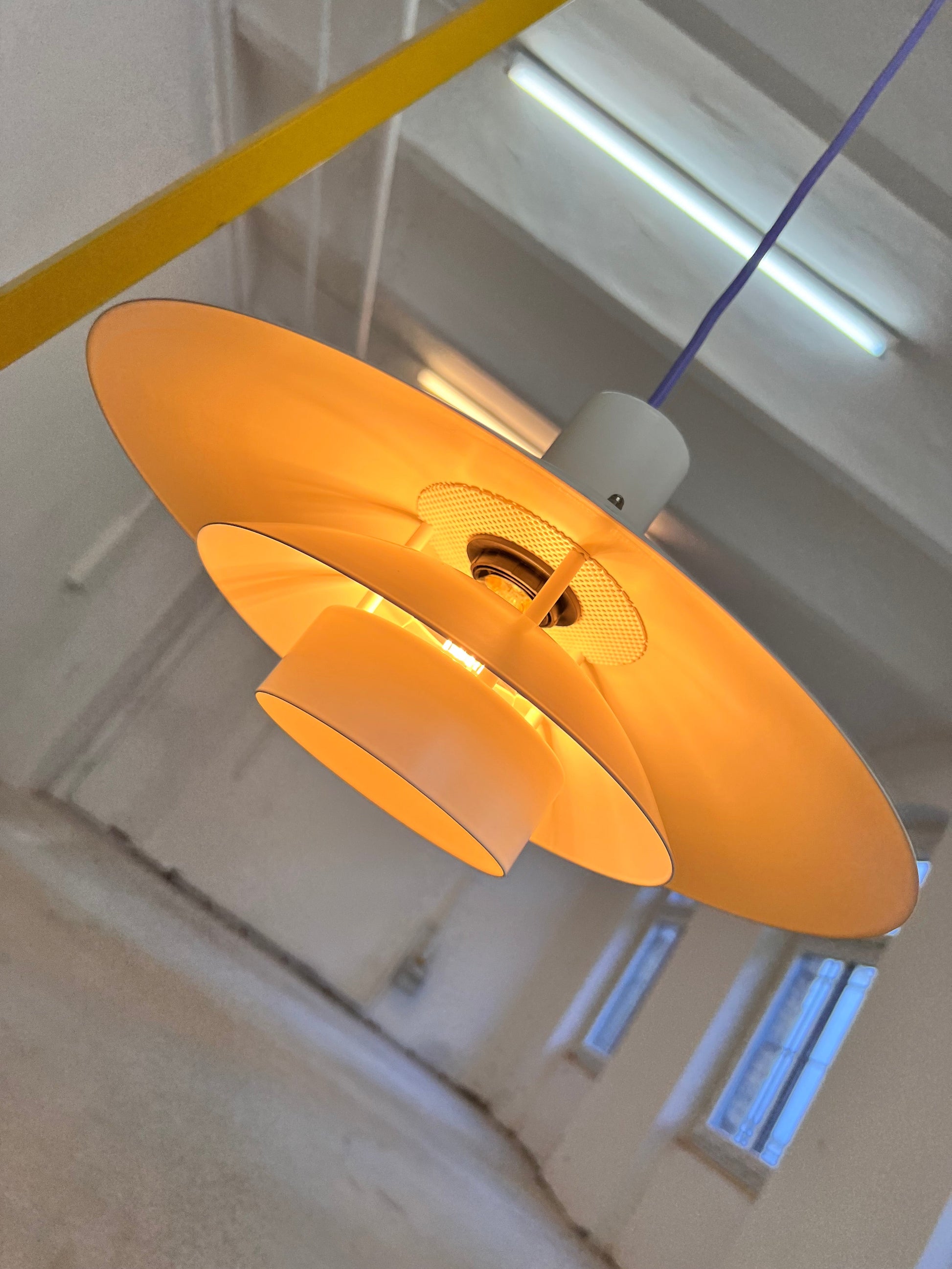 Vintage Hängelampe Leto für Top Lamper cremeweiß, silberner Kopfspiegel